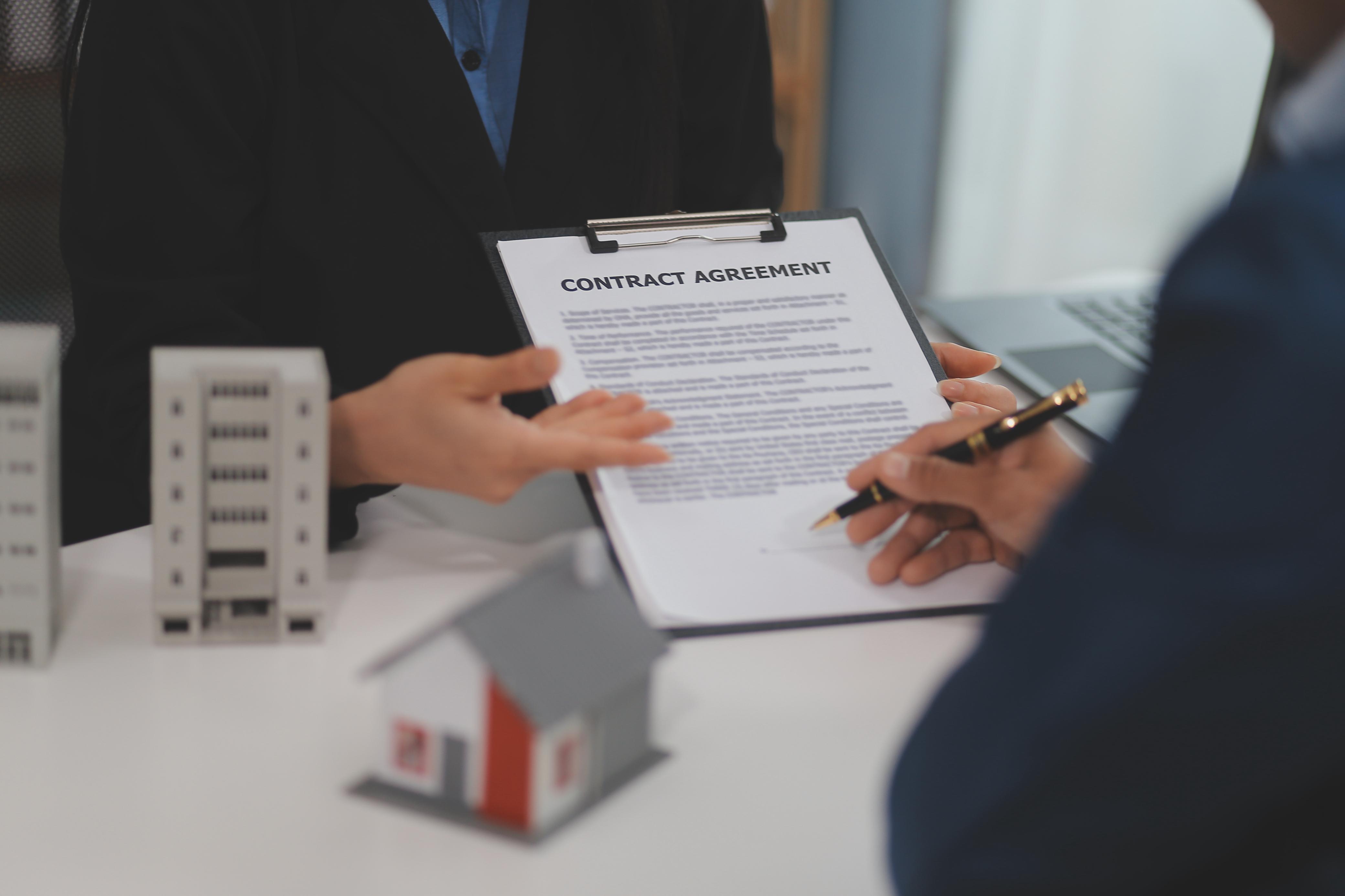 <font color="C69751">Why Choose Us as Your Lawyers in UAE?</font>